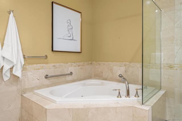 550 Front St, San Diego CA: https://media.crmls.org/mediaz/e93883d1-52db-4ee5-8879-24d258817df1.jpg
