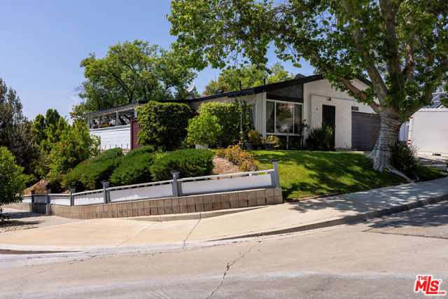 27501 Bernina Avenue, Canyon Country CA: https://media.crmls.org/mediaz/e938d89b-be49-4a83-a0ed-a29bc06da15f.jpg