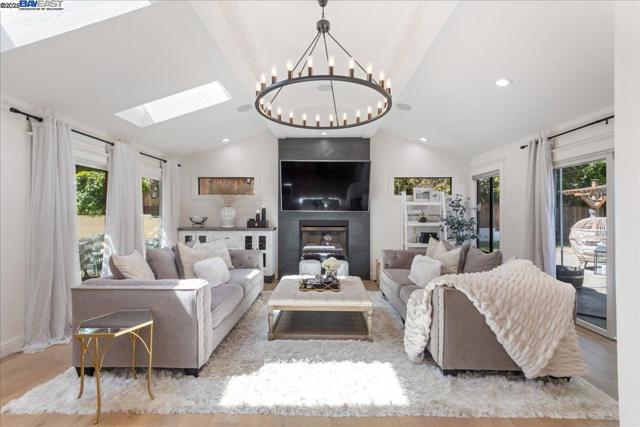 325 Crest Ave, Alamo CA: https://media.crmls.org/mediaz/e93a5f7e-4835-480b-beff-b86d81c5b1d1.jpg