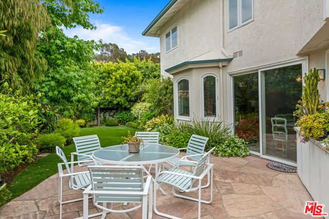 17152 Avenida De Santa Ynez, Pacific Palisades CA: https://media.crmls.org/mediaz/e93a752e-4df8-4897-8547-456586026a2e.jpg