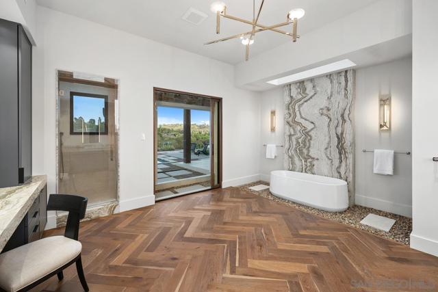 4728 El Aspecto, Rancho Santa Fe CA: https://media.crmls.org/mediaz/e93b2b6d-19ba-4f47-8635-477eb0690c37.jpg