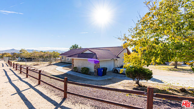 26665 Lakeview Drive, Helendale CA: https://media.crmls.org/mediaz/e93beae9-4fd0-401f-afa1-b223d9cad00e.jpg