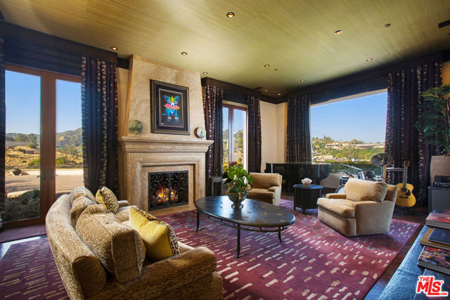 10066 Cielo Drive, Beverly Hills CA: https://media.crmls.org/mediaz/e93dab40-9bfc-49a7-bfa5-ef174cf9ddbb.jpg