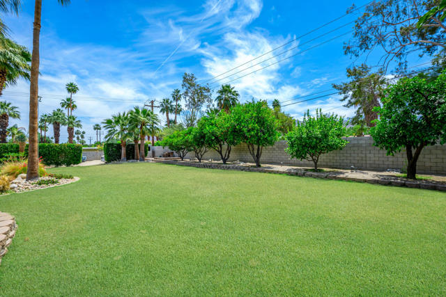 74619 Fairway Drive, Palm Desert CA: https://media.crmls.org/mediaz/e93dad3d-5fcd-4986-bda3-9c018ca1bceb.jpg
