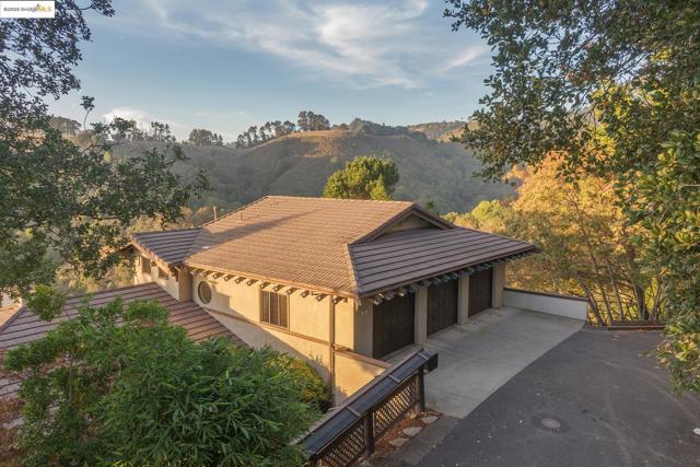 25 Dartmouth Dr, Berkeley CA: https://media.crmls.org/mediaz/e93dd020-9ddf-415f-8d9e-0975895cbca2.jpg