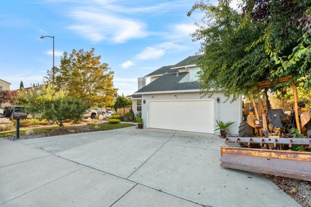 1090 Los Altos Drive, Hollister CA: https://media.crmls.org/mediaz/e93ecb47-6796-44a4-b596-52bc33a8e75d.jpg