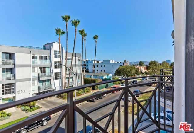 1521 S HAYWORTH Avenue, Los Angeles CA: https://media.crmls.org/mediaz/e93f6190-77b8-4804-8c56-d322fb833d5a.jpg