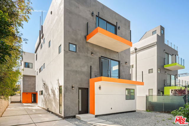 2123 Federal Avenue, Los Angeles CA: https://media.crmls.org/mediaz/e941dfb6-02c5-4a49-b136-1c93d0ddd770.jpg