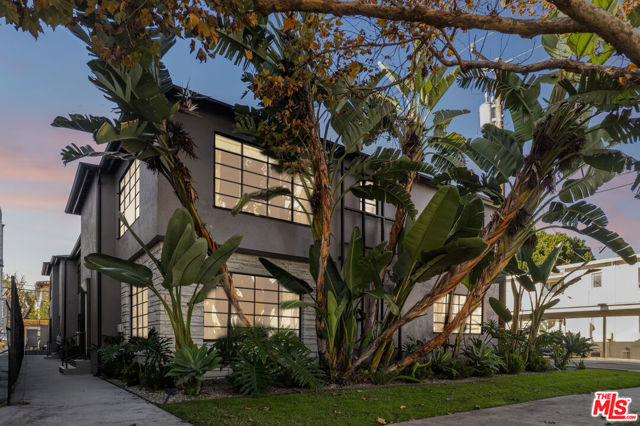 419 S Rexford Drive, Beverly Hills CA: https://media.crmls.org/mediaz/e942b7ee-d1a3-46ed-a4f0-683b85e2718c.jpg