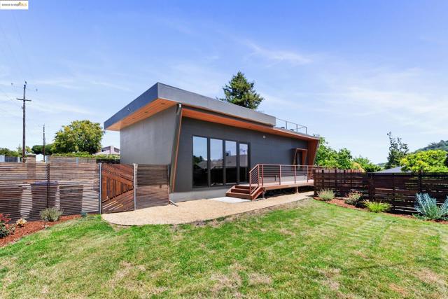 2391 Rancho Rd, El Sobrante CA: https://media.crmls.org/mediaz/e942c168-fa09-486e-8b8b-c308902d3a8b.jpg