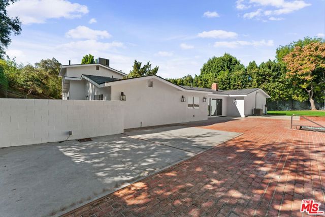 4800 Topeka Drive, Tarzana CA: https://media.crmls.org/mediaz/e9431d55-a70d-44e9-b8f8-58556d62ccc0.jpg