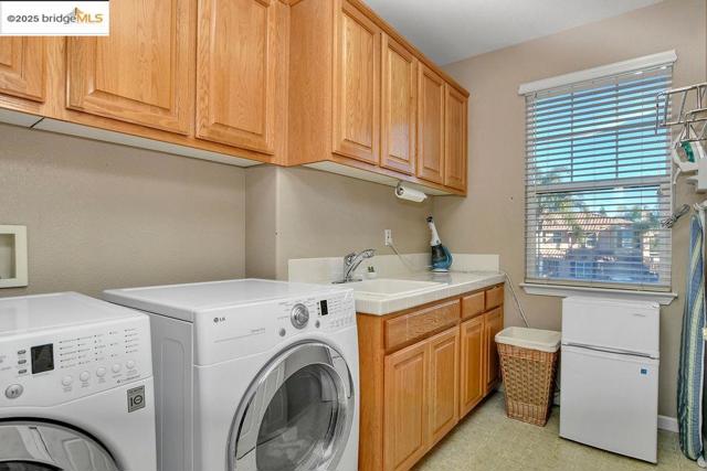 596 Toscanna Court, Brentwood CA: https://media.crmls.org/mediaz/e943305c-d9f5-458d-bf65-f38d28201ee4.jpg