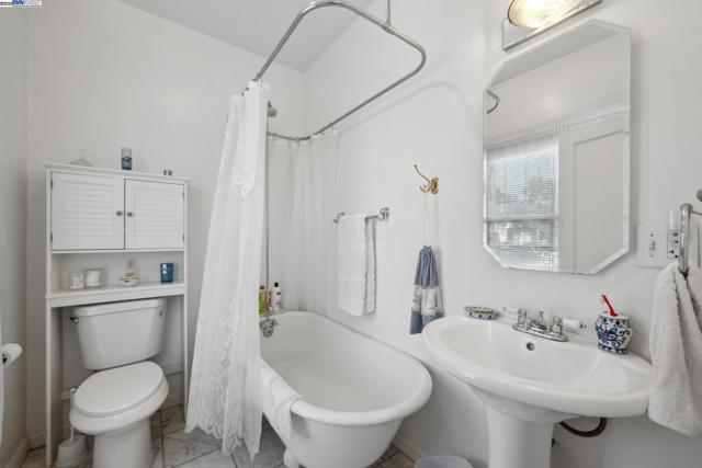 2000 CLINTON AVENUE, Alameda CA: https://media.crmls.org/mediaz/e9433c83-8732-4431-b561-62ec5662db21.jpg