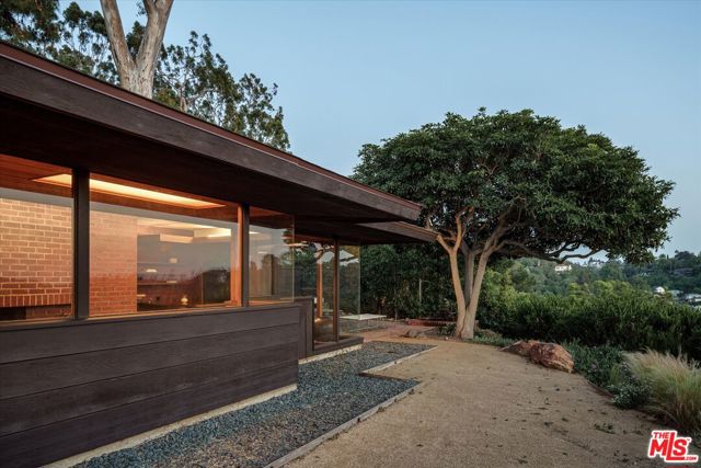 4260 Sea View Lane, Los Angeles CA: https://media.crmls.org/mediaz/e943d62c-caa4-4cb1-aba0-e13ab617ad2a.jpg