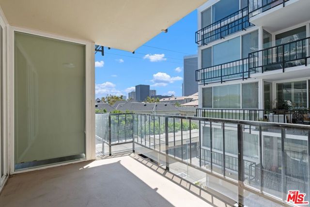 9950 Durant Drive, Beverly Hills CA: https://media.crmls.org/mediaz/e9445317-640c-4758-98e1-b844463a9a20.jpg