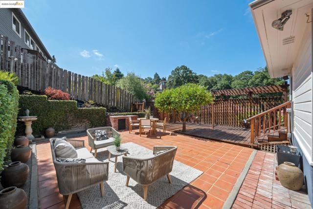 6141 Broadway Ter, Oakland CA: https://media.crmls.org/mediaz/e945813c-f81f-4bac-9a45-169afbf06ed8.jpg