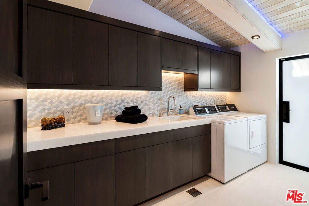 https://media.crmls.org/mediaz/e945b4fb-b5b1-462e-a711-d937efd92953.jpg?preset=X-Large