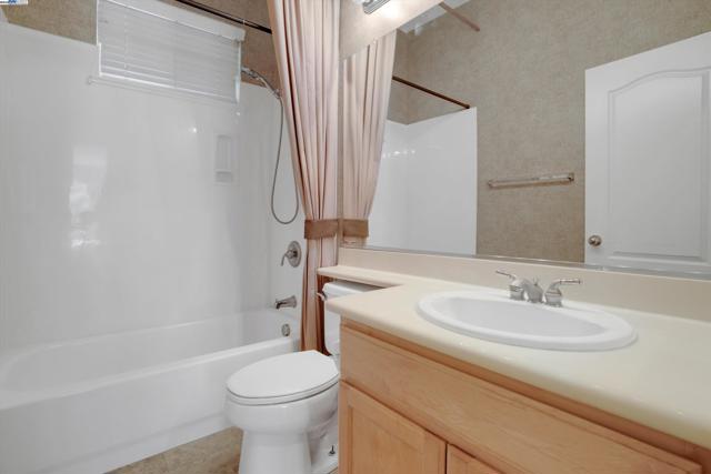 342 Roundhill Dr, Brentwood CA: https://media.crmls.org/mediaz/e94641f0-229a-4950-b08a-ee1bd2b6d225.jpg