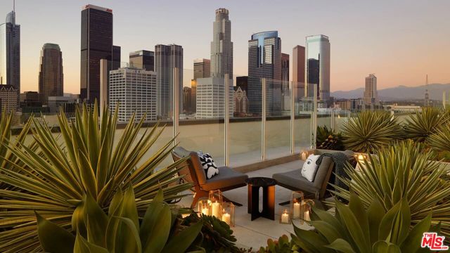 755 S Spring Street, Los Angeles CA: https://media.crmls.org/mediaz/e9466914-eab3-4488-a133-511bd04828d6.jpg