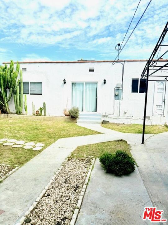 2940 Live Oak Street, Huntington Park CA: https://media.crmls.org/mediaz/e94707e3-6bb9-4bb4-ac37-82de087dc75f.jpg