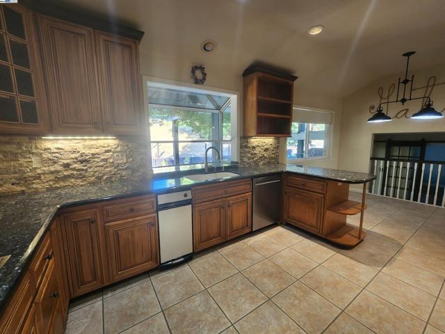 1127 Mataro Ct, Pleasanton CA: https://media.crmls.org/mediaz/e9475993-8bc6-485d-9b2e-2e6e96ae574f.jpg