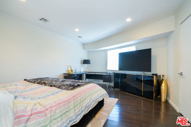 3865 Buena Park Drive, Studio City CA: https://media.crmls.org/mediaz/e947803a-2815-400e-bd0e-2a3d4ca61c99.jpg