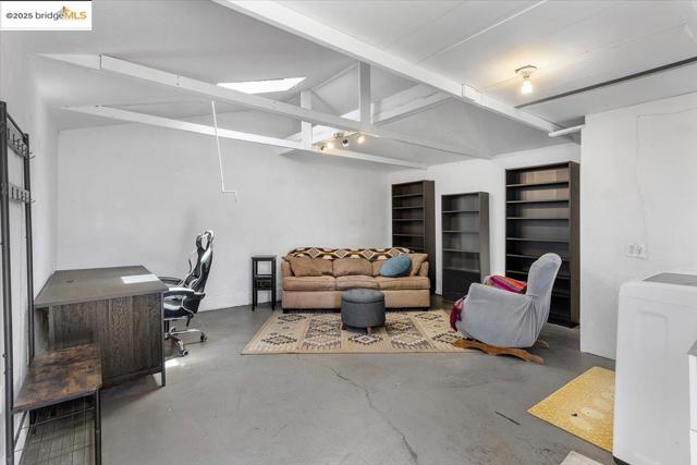 3148 Sylvan Ave, Oakland CA: https://media.crmls.org/mediaz/e947a769-0e93-4625-9e3b-949cc3b2da24.jpg