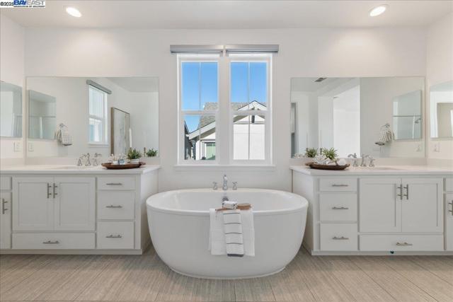 4058 Chalk Hill Way, Dublin CA: https://media.crmls.org/mediaz/e948ffa0-e452-4352-b428-dc07ca6aee24.jpg