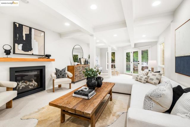 6566 Chelton Dr, Oakland CA: https://media.crmls.org/mediaz/e949062d-7cc8-4447-b756-f5e1ceebf93e.jpg