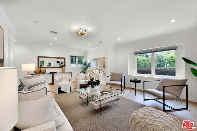 602 S Lucerne Boulevard, Los Angeles CA: https://media.crmls.org/mediaz/e949eb2d-7ccb-47e1-a51e-98b5476d476b.jpg