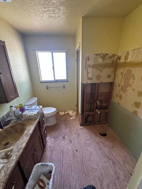 574 Juana Ave, San Leandro CA: https://media.crmls.org/mediaz/e94aafb1-75ec-48ef-bd1c-1307491602ea.jpg