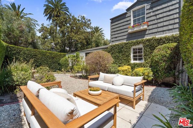 560 N Croft Avenue, West Hollywood CA: https://media.crmls.org/mediaz/e94abbbf-4560-48b5-b02b-16116e5a2eae.jpg