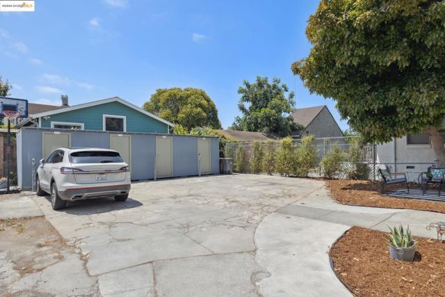 747 St, Oakland CA: https://media.crmls.org/mediaz/e94b038d-5f6b-4ab1-a499-e56be92efaff.jpg