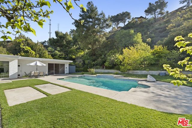 1860 Loma Vista Drive, Beverly Hills CA: https://media.crmls.org/mediaz/e94b04cb-fe4c-4068-8ab9-0d90ab7be1db.jpg