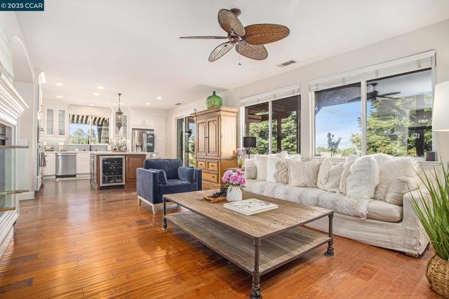 4001 Browning Dr, Concord CA: https://media.crmls.org/mediaz/e94b3739-0b23-4fa3-9721-2aef879e17d6.jpg