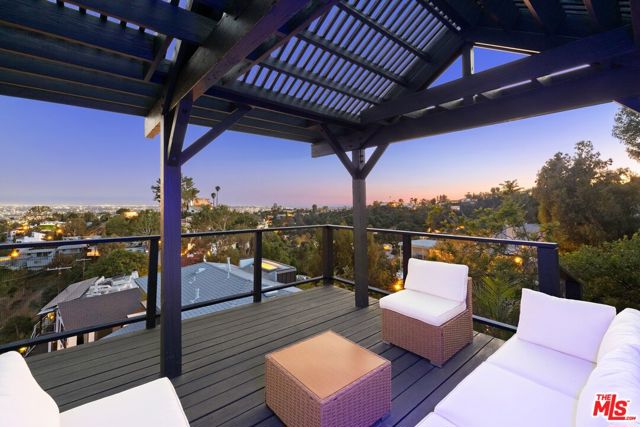 2860 Hollyridge Drive, Los Angeles CA: https://media.crmls.org/mediaz/e94bc4cd-d257-4c14-93de-6b941beb8a0b.jpg