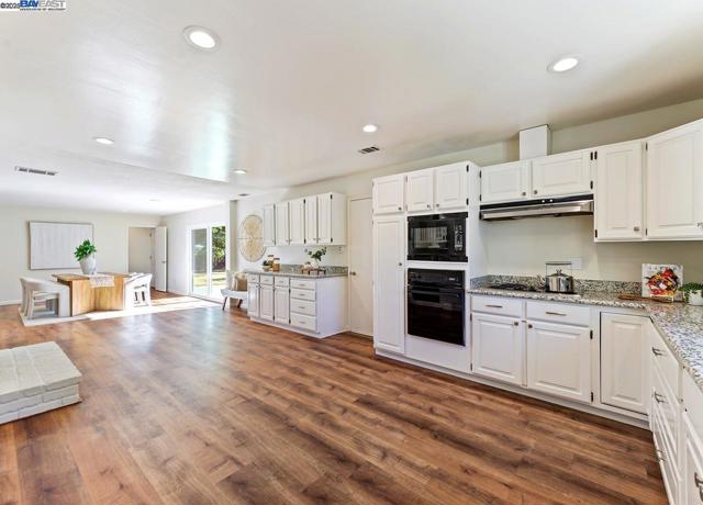 957 Ina Dr, Alamo CA: https://media.crmls.org/mediaz/e94c289e-8703-499c-a1b9-515de33a0117.jpg
