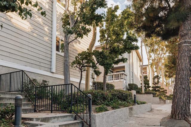 4652 Don Lorenzo Dr, Los Angeles CA: https://media.crmls.org/mediaz/e94c4782-a0c7-471d-96f9-7c10ef6984ac.jpg