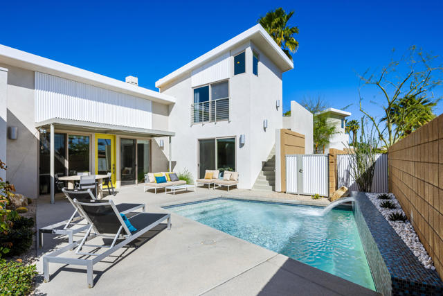970 Oceo S Circle, Palm Springs CA: https://media.crmls.org/mediaz/e94c9686-9cac-4962-a7ad-4903354f53df.jpg