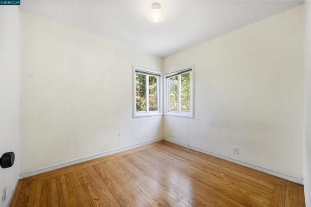 10536 Sheldon St, Oakland CA: https://media.crmls.org/mediaz/e94cdbea-9ad6-437e-b41c-836d5e790eab.jpg
