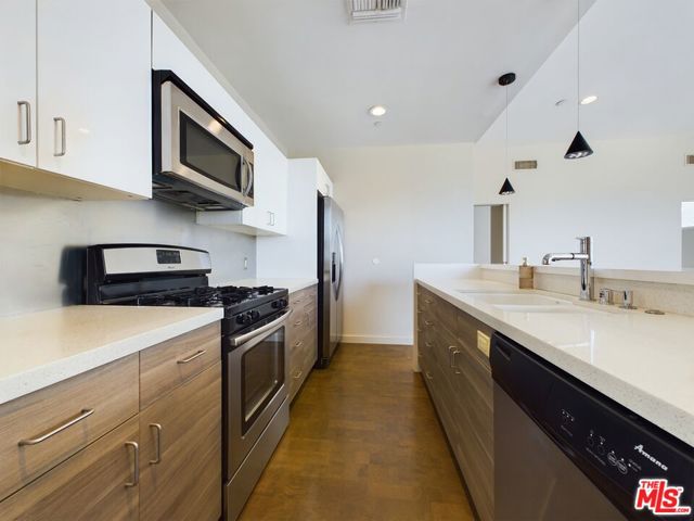 3130 Hutchison Avenue, Los Angeles CA: https://media.crmls.org/mediaz/e94d19c0-5020-44bf-9963-23b64e070015.jpg