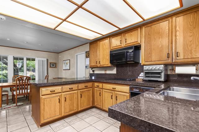 5353 Westknoll Dr, San Diego CA: https://media.crmls.org/mediaz/e94d627d-5663-4012-8bb4-2429317dbe95.jpg