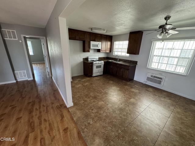 Detail Gallery Image 6 of 13 For 15624 Vanowen St, Los Angeles,  CA 91406 - – Beds | – Baths