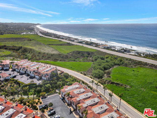 6412 Lunita Road, Malibu CA: https://media.crmls.org/mediaz/e94e465b-5e7a-4376-8a41-0c2717e00927.jpg