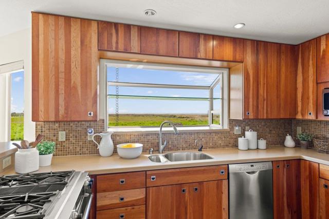 861 Railroad Avenue, Half Moon Bay CA: https://media.crmls.org/mediaz/e94e6800-e40d-46f1-a523-b3e5d72ae29e.jpg