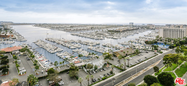 13700 MARINA POINTE Drive, Marina del Rey CA: https://media.crmls.org/mediaz/e94eba00-f008-4eb7-93d0-8104fc259f82.jpg