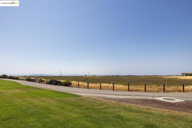 15388 Heron Dr, San Leandro CA: https://media.crmls.org/mediaz/e94eff21-e20d-4222-a40e-6e36b36c8004.jpg