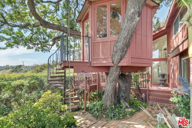 27004 PACIFIC COAST Highway, Malibu CA: https://media.crmls.org/mediaz/e94f07a8-c3d5-4754-8647-0414c5067888.jpg