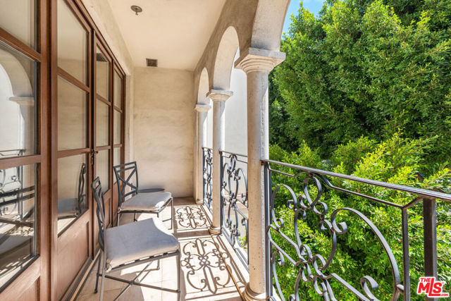 9249 Burton Way, Beverly Hills CA: https://media.crmls.org/mediaz/e94fe0d0-62cf-4c0e-be2c-94e23ffa7c4f.jpg