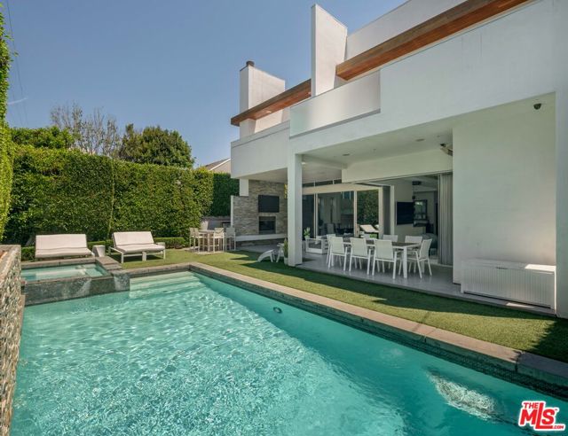 633 N Laurel Avenue, Los Angeles CA: https://media.crmls.org/mediaz/e95069e3-a40c-41d9-9904-04a933249315.jpg